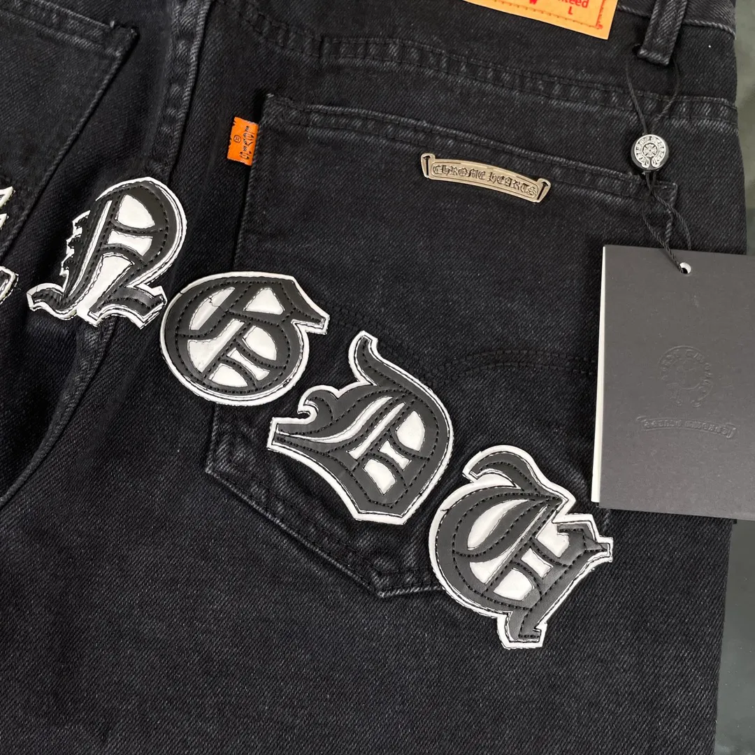 🅿️280 original development, hardware customization, chrome hearts Chengdu limited, new city limited jeans, Chrome Hearts city limited jeans, vintage levis, American-made 501 black and gray base version, Levi's American-made 501 base version, imported sheepskin, 925 silver jewelry remake [Top heavy industry fashionable design] Consistently made in high street luxury style. Speaking of this style, the Zangyin family and GU family are definitely the leading representative brands. Especially the Zangyin family has really achieved a state-of-the-art effect in creating high street style. The unique washed material is used to create this style. The color system is quite eye-catching. It is decorated with patchwork cross flowers, which cleverly highlights the charm of the brand. Secondly, this style uses classic The high-waist cutting design highlights the long legs and fashionable temperament of the upper body. The brand is highly recognizable and the slim fit configuration is more suitable for daily wear. It is a product that interprets personality, fashion, and specifications at a glance. This single product is enough to make any fan excited. It can be a white T-shirt for youthful preppy style, or a tight suspender for lady style. It has strong matching ability and can be easily controlled by men.  [Material and craftsmanship] Needless to say, this point goes without saying. As an excellent craftsman brand, Zangyin has really perfect requirements for details and craftsmanship. The washed color of this model has gone through so many processes, not to mention the embellishment of the denim appliqués. It is also purely handmade and sewn. Just like what they believe in, only handmade things have soul and have the meaning of wear. A top-notch heavy-duty fashionable denim item, I look forward to your perfect interpretation! !